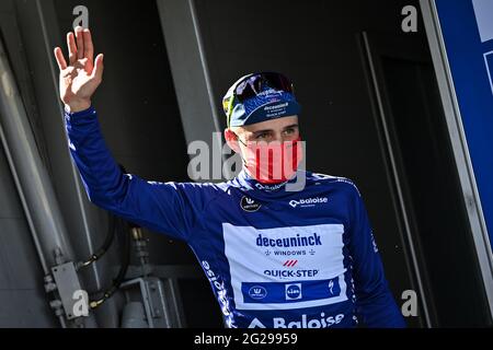 Belge Remco Evenepoel de Deceuninck - Quick-Step célèbre sur le podium dans le maillot bleu du leader dans le classement général après la première étape Banque D'Images