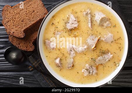 Soupe de pois suédois classique Artsoppa cuite à partir de petits pois jaunes et de viande dans l'assiette sur la table. Vue horizontale du dessus Banque D'Images