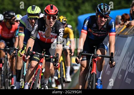 Le belge Jasper de Buyst de Lotto Soudal et le belge Toon Aerts franchissent la ligne d'arrivée à la première étape de la course cycliste Baloise Belgium Tour, 180k Banque D'Images