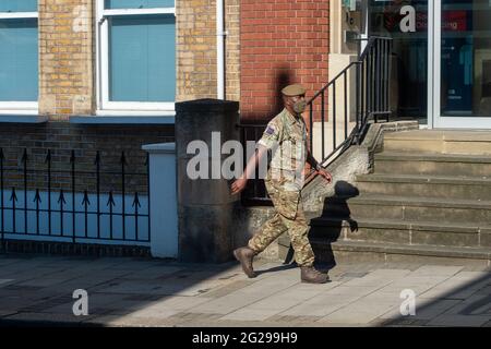 Windsor, Berkshire, Royaume-Uni. 9 juin 2021. Un solider portant un masque de visage se promène dans la ville. Certaines personnes appellent les autres à cesser de porter des masques. C'est en dépit du grand bond dans les tests positifs Covid-19 au cours des derniers jours. Crédit : Maureen McLean/Alay Live News Banque D'Images