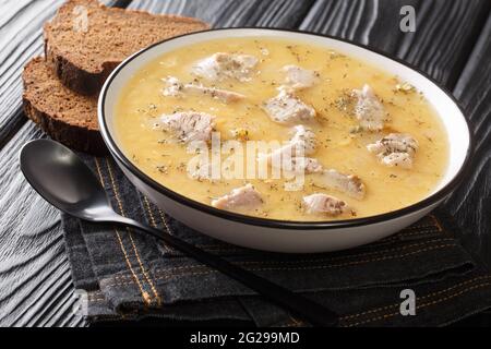 Soupe de pois suédois maison Artsoppa en gros plan dans l'assiette sur la table. Horizontale Banque D'Images