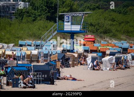 09 juin 2021, Mecklembourg-Poméranie occidentale, Ahlbeck : sur la plage de la mer Baltique en face de la jetée d'Ahlbeck sur l'île d'Usedom, les chaises de plage sont exceptionnellement vides pour la saison estivale. A partir de 04.06.2021, les personnes de toutes les régions d'Allemagne seront de nouveau autorisées à partir de vacances dans le Mecklembourg-Poméranie-Occidentale. Photo: Stefan Sauer/dpa Banque D'Images