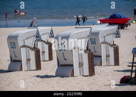 09 juin 2021, Mecklembourg-Poméranie occidentale, Ahlbeck : sur la plage de la mer Baltique en face de la jetée d'Ahlbeck sur l'île d'Usedom, les chaises de plage sont exceptionnellement vides pour la saison estivale. A partir de 04.06.2021, les personnes de toutes les régions d'Allemagne seront de nouveau autorisées à partir de vacances dans le Mecklembourg-Poméranie-Occidentale. Photo: Stefan Sauer/dpa Banque D'Images