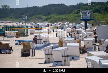 09 juin 2021, Mecklembourg-Poméranie occidentale, Ahlbeck : sur la plage de la mer Baltique en face de la jetée d'Ahlbeck sur l'île d'Usedom, les chaises de plage sont exceptionnellement vides pour la saison estivale. A partir de 04.06.2021, les personnes de toutes les régions d'Allemagne seront de nouveau autorisées à partir de vacances dans le Mecklembourg-Poméranie-Occidentale. Photo: Stefan Sauer/dpa Banque D'Images