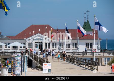 09 juin 2021, Mecklembourg-Poméranie occidentale, Ahlbeck : les touristes marchent devant la jetée d'Ahlbeck sur l'île d'Usedom. A partir de 04.06.2021, les personnes de toutes les régions d'Allemagne seront de nouveau autorisées à partir de vacances dans le Mecklembourg-Poméranie-Occidentale. Photo: Stefan Sauer/dpa Banque D'Images