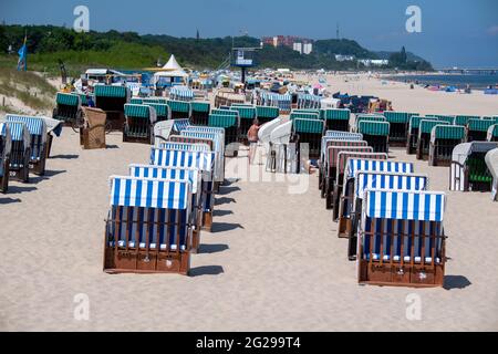09 juin 2021, Mecklembourg-Poméranie occidentale, Ahlbeck : sur la plage de la mer Baltique en face de la jetée d'Ahlbeck sur l'île d'Usedom, les chaises de plage sont exceptionnellement vides pour la saison estivale. A partir de 04.06.2021, les personnes de toutes les régions d'Allemagne seront de nouveau autorisées à partir de vacances dans le Mecklembourg-Poméranie-Occidentale. Photo: Stefan Sauer/dpa Banque D'Images