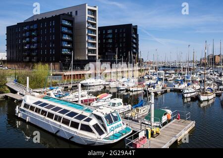 Aquabus et bateaux amarrés par des jetées sur la marina de la rivière Ely. Penarth, Cardiff, (Caerdydd), Vale de Glamourgan, pays de Galles du Sud, Royaume-Uni, Grande-Bretagne Banque D'Images
