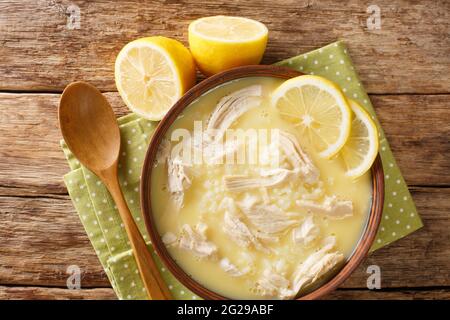 Soupe de poulet aux œufs et citron Kotosoupa Avgolemono dans l'assiette sur la table. Vue horizontale du dessus Banque D'Images