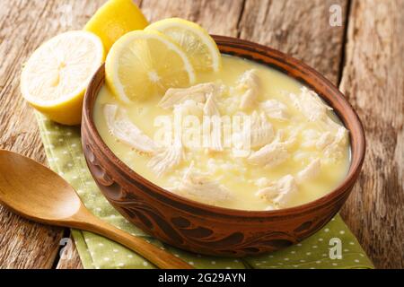 Kotosoupa Avgolemono greek Egg citron la recette est si délicieuse et pleine de saveur dans l'assiette sur la table. Horizontale Banque D'Images