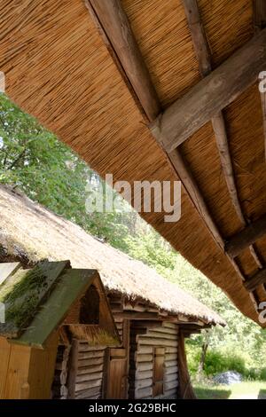 Toits de chaume, une ancienne méthode de toiture utilisée dans le monde entier dans le passé, vu au Musée Ethnographique en plein air de Lettonie Banque D'Images