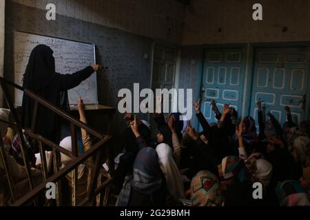 Taiz / Yémen - 03 février 2016 : les enfants étudient à l'intérieur des escaliers des bâtiments pour s'échapper des bombardements aveugles de la milice Al-Houthi à Taiz Banque D'Images