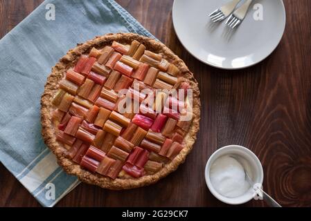 Tarte à la crème anglaise et à la rhubarbe maison à motif treillis Banque D'Images