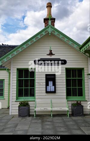 Vue extérieure de l'emblématique bâtiment de la gare dans le village Royal Deeside de Ballater en Écosse. Banque D'Images