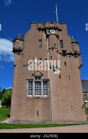 Vue extérieure du château historique de Crathes, dans la région de Royal Deeside en Écosse. Banque D'Images