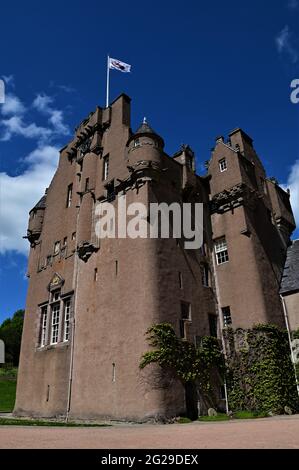 Vue extérieure du château historique de Crathes, dans la région de Royal Deeside en Écosse. Banque D'Images