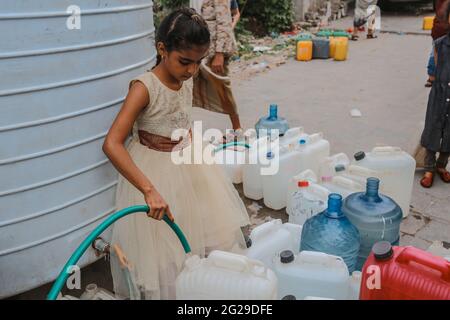 Taiz /Yemen - 08 août 2020 : les enfants récupèrent de l'eau en raison de la crise de l'eau et des conditions de vie difficiles dont ont été témoins les habitants de la ville de Taiz Banque D'Images