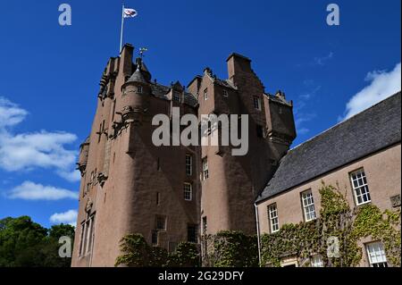 Vue extérieure du château historique de Crathes, dans la région de Royal Deeside en Écosse. Banque D'Images