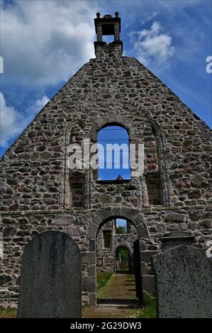 Vue sur les ruines d'une ancienne église et d'un cimetière à Kincardine O’Neil à Deeside. Banque D'Images