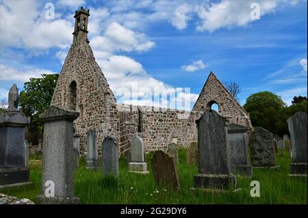 Vue sur les ruines d'une ancienne église et d'un cimetière à Kincardine O’Neil à Deeside. Banque D'Images