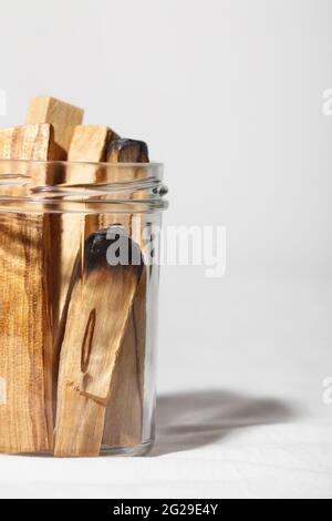 Le bois Saint de Palo santo se colle sur fond blanc. Concept de pratiques spirituelles Banque D'Images