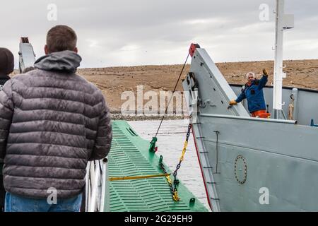 ISLA MAGDALENA, CHILI - 4 MARS 2015 : le ferry avec les touristes arrive à la colonie de pingouins sur l'île Isla Magdalena, dans le détroit de Magellan, au Chili Banque D'Images