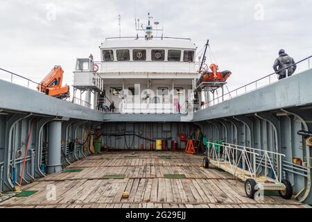 PUNTA ARENAS, CHILI - 4 MARS 2015 : ferry Melinka quittant la colonie de pingouins sur l'île Isla Magdalena, dans le détroit de Magellan, au Chili Banque D'Images