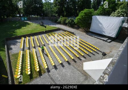 Berlin, Allemagne. 09e juin 2021. Des chaises sont mises en place en plein air sur le terrain de la Maison des cultures du monde pour la projection de films présentés pendant la Berlinale d'été dans le cadre du Festival international du film. Le Festival du film de Berlin a été divisé cette année. Après une réunion en ligne en mars, des projections de films en plein air seront désormais organisées en tant que « spécial de cinéma » dans divers cinémas en plein air avec un public. Le festival sera ouvert le 9 juin sur l'île des musées. Elle durera jusqu'en 20.06.2021. Credit: Jens Kalaene/dpa-Zentralbild/dpa/Alay Live News Banque D'Images