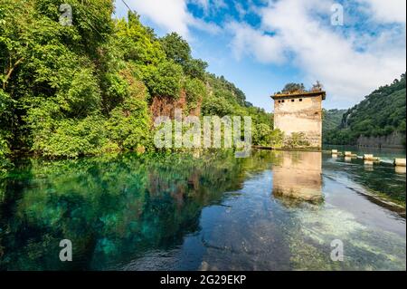 Stifone di Narni postoi caractéristique de l'eau bleue Banque D'Images