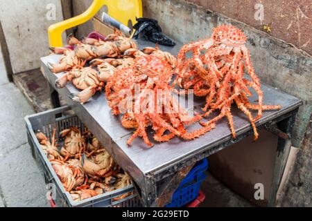 Crabes au marché aux poissons de Puerto Montt, au Chili Banque D'Images