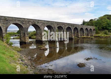 Un pont en pierre de 12 arches / viaduc au-dessus d'une entrée de marée à Ballydehob, West Cork, Irlande. Banque D'Images