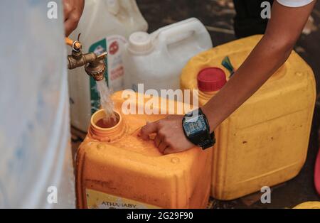 Taiz Yémen - 20 juin 2020 : UN Yéménite recueille de l'eau en raison de la crise de l'eau et des conditions de vie difficiles des habitants de la ville de Taiz Banque D'Images