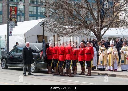 La GRC fait sortir le cercueil de Flaherty et le service dans la cathédrale. Scènes of the State Funeral for Jim Flaherty, ancien ministre des Finances de Banque D'Images