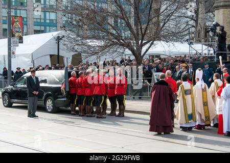 Toronto, Canada-le 16 avril 2014 : la GRC fait sortir le cercueil de Flaherty de la cathédrale dans la voiture. Scènes de la funérailles d'État pour Jim Flaherty, f Banque D'Images