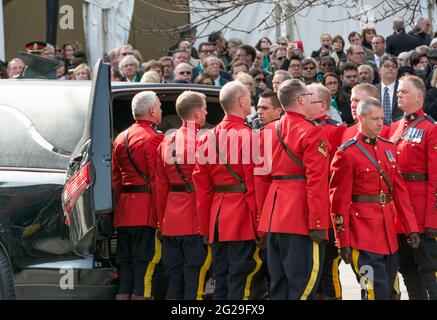 Toronto, Canada-le 16 avril 2014 : la GRC fait sortir le cercueil de Flaherty de la cathédrale dans la voiture. Scènes de la funérailles d'État pour Jim Flaherty, f Banque D'Images