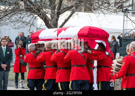 La GRC fait sortir le cercueil de Flaherty et le service dans la cathédrale. Scènes of the State Funeral for Jim Flaherty, ancien ministre des Finances de Banque D'Images