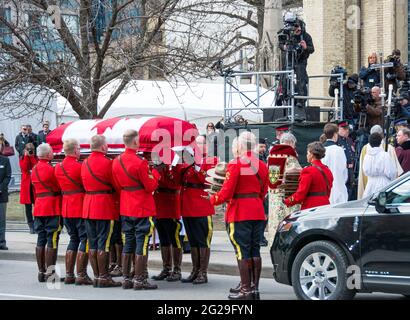 La GRC fait sortir le cercueil de Flaherty et le service dans la cathédrale. Scènes of the State Funeral for Jim Flaherty, ancien ministre des Finances de Banque D'Images