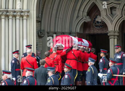 La GRC fait sortir le cercueil de Flaherty et le service dans la cathédrale. Scènes of the State Funeral for Jim Flaherty, ancien ministre des Finances de Banque D'Images