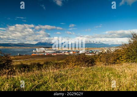 USHUAIA, ARGENTINE - 8 MARS 2015 : bateau de croisière dans un port d'Ushuaia, île de Tierra del Fuego, Argentine Banque D'Images