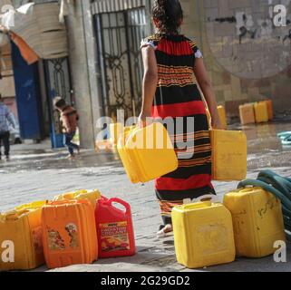 Taiz /Yemen - 08 août 2020 : les enfants récupèrent de l'eau en raison de la crise de l'eau et des conditions de vie difficiles dont ont été témoins les habitants de la ville de Taiz Banque D'Images