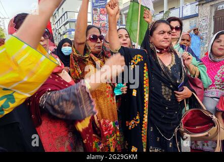 Les militants du Parti populaire (PPP) tiennent une manifestation contre la pénurie d'eau au club de presse de Sukkur le mercredi 09 juin 2021. Banque D'Images