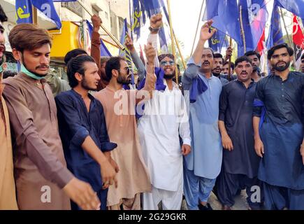 Les militants du Parti populaire (PPP) tiennent une manifestation contre la pénurie d'eau au club de presse de Sukkur le mercredi 09 juin 2021. Banque D'Images