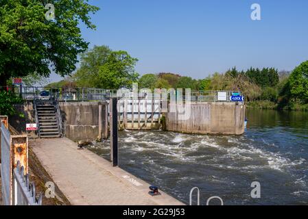 Vue sur l'écluse de la Tamise à Molesey, Surrey Banque D'Images