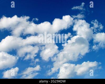 Ciel bleu blush avec de beaux nuages blancs, photo du ciel d'été. Stratocumulus, Cumulus médiocre, prévisions météorologiques. Banque D'Images