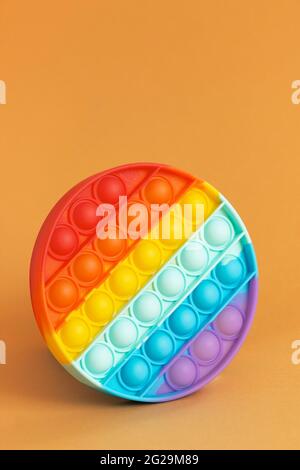 Populaire jouet pop il antistress arc-en-ciel couleurs, fait de silicone. Banque D'Images