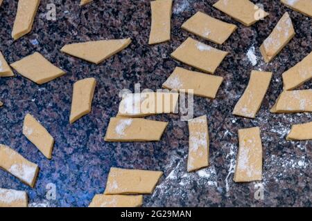 Production de biscuits de farine faits maison. Biscuits sucrés. Délices faits maison. Produits de boulangerie. Spécialités culinaires. Banque D'Images