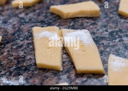 Production de biscuits de farine faits maison. Biscuits sucrés. Délices faits maison. Produits de boulangerie. Spécialités culinaires. Banque D'Images