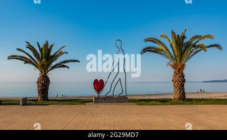 Une photo d'une sculpture d'amour exposée sur la plage de Batumi. Banque D'Images