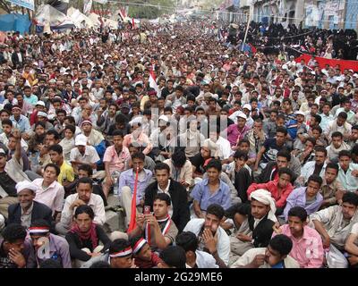 Taiz / Yémen - 28 février 2011 : des foules à la place de la liberté dans la ville yéménite de Taiz dans la Révolution du printemps arabe 2011 Banque D'Images