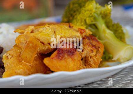 Plat brésilien typique avec riz et haricots, salade et viande de poulet. Plats faits maison. Cuisine quotidienne. Plat fait. Assiette avec nourriture servie au déjeuner. Homem Banque D'Images