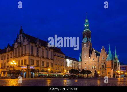 Une photo de la place du marché, à Wroclaw, la nuit. Banque D'Images